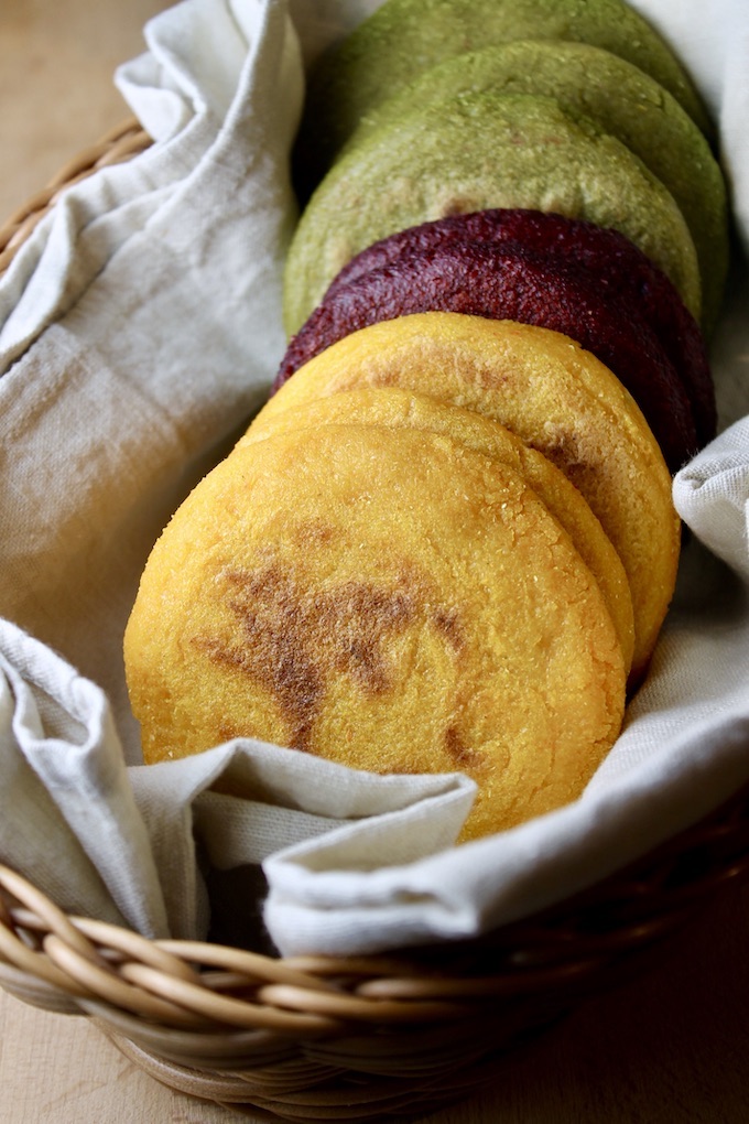 El budare, utensilio para hacer arepas que se llevan venezolanos