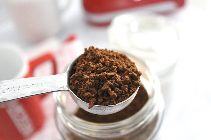 Cucharada de café instantáneo para hacer café cremoso.