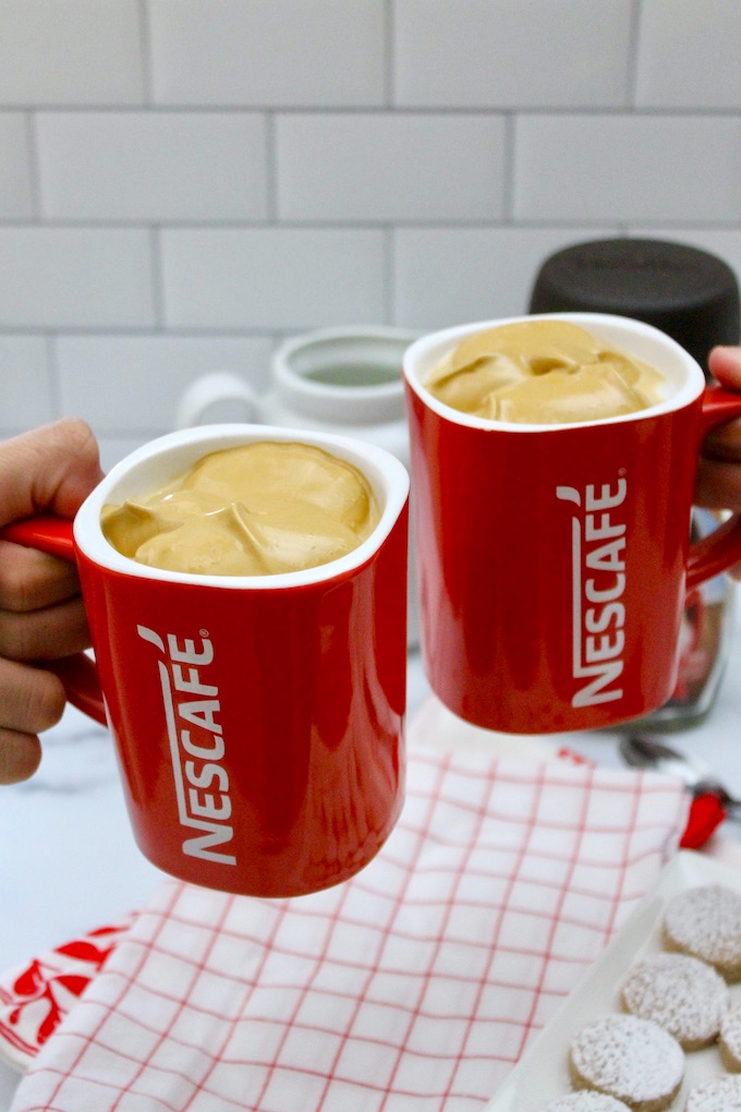 Dos tazas de Nescafé con Café Dalgona