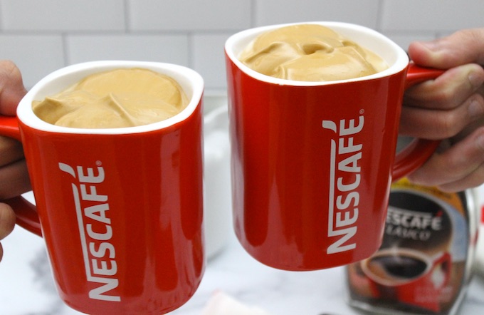 Dos tazas de Nescafé