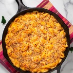 Deliciosos macarrones con queso horneados en una sartén de hierro fundido.