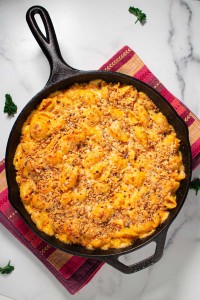 Deliciosos macarrones con queso horneados en una sartén de hierro fundido.