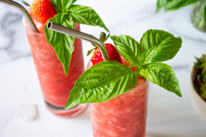 dos vasos de mojito de fresa y albahaca