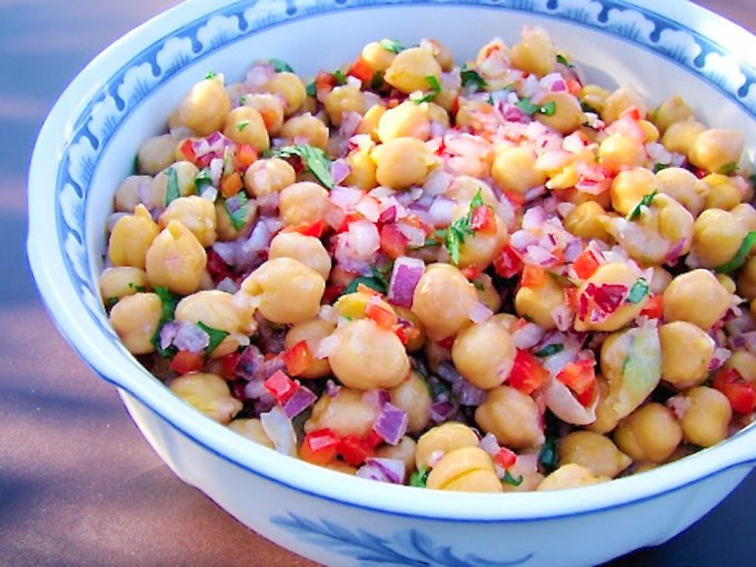 Ensaladera con ensalada de vegetales y garbanzos