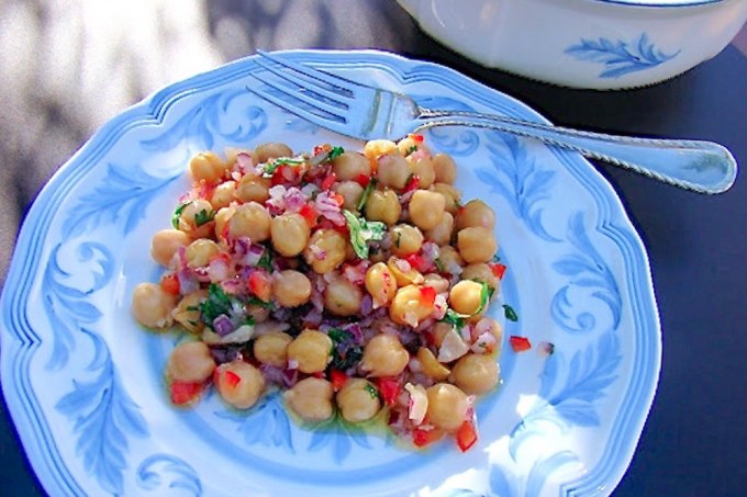 ensalada de granos servida al fresco en plato con arabescos azules