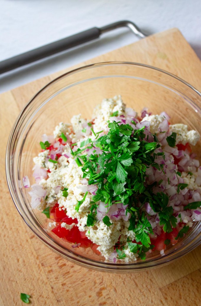 preparación de ensalada con shanklish