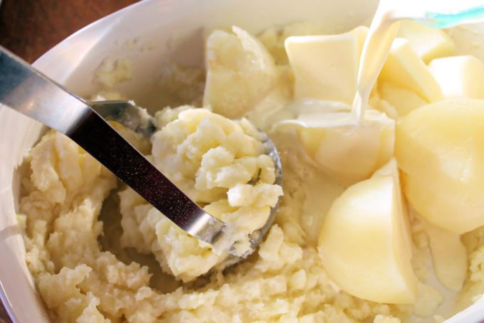 The making of mashed potatoes with heavy cream infused with garlic, by enrilemoine.