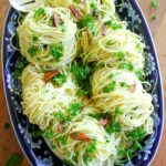 Pasta aglio, olio e peperoncino con perejil.