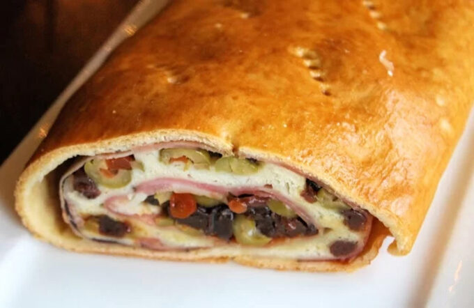 Pan de jamón ya cortado para que se pueda ver el relleno.