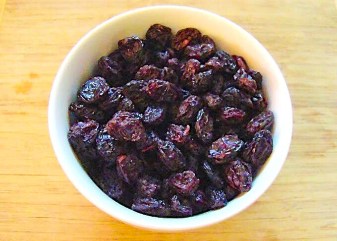 Uvas pasas en un tazón. Estas pasitas se usan en la receta de pan de jamón.