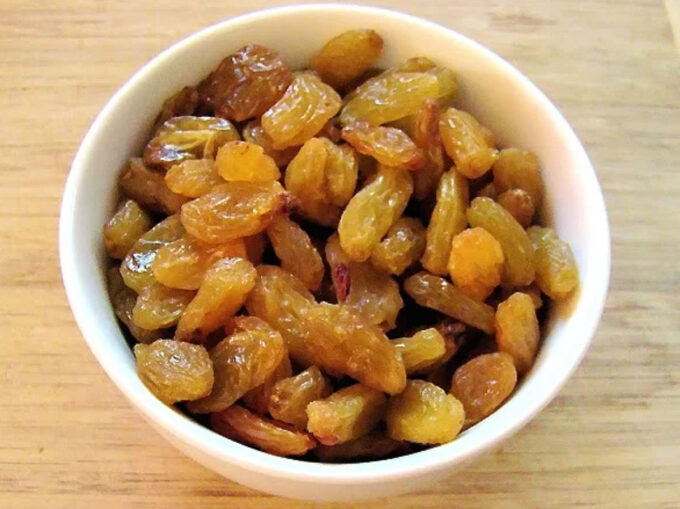 Uvas pasas rubias para rellenar pan de jamón, receta venezolana.