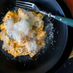 Un plato de pasta con crema de calabaza y queso y parmesano, by enrilemoine