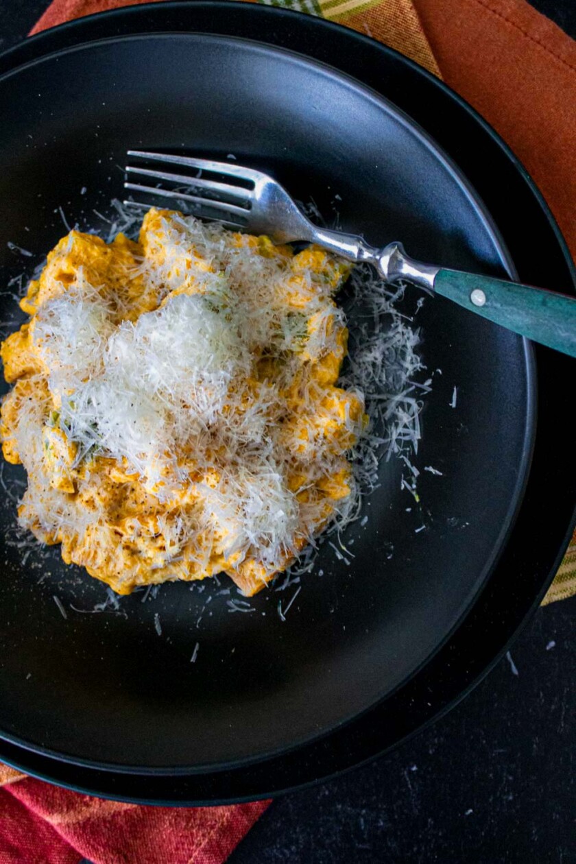 Un plato de pasta con crema de calabaza y queso y parmesano, by enrilemoine