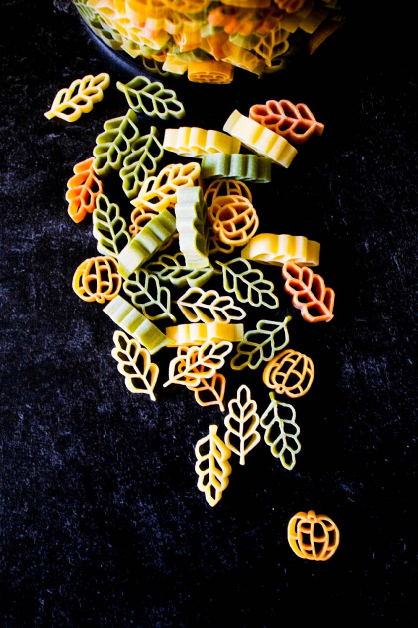 Un montón de hojas de pasta sobre una mesa.