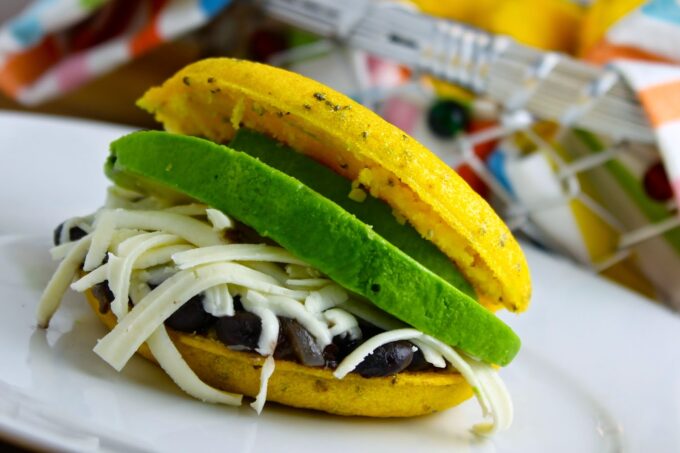 https://enrilemoine.com/wp-content/uploads/2023/01/arepa-de-maiz-amarillo-con-chia-rellena-de-caraotas-queso-y-aguacate-680x453.jpeg