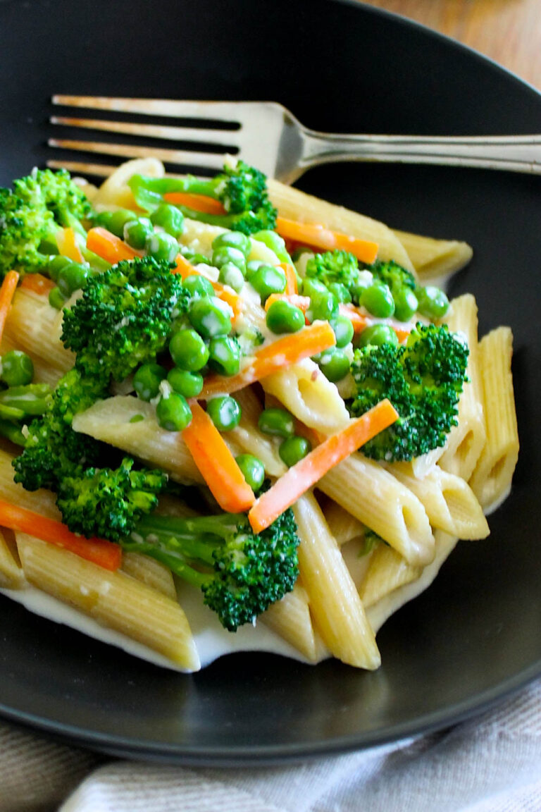 pasta primavera con crema de anchoas