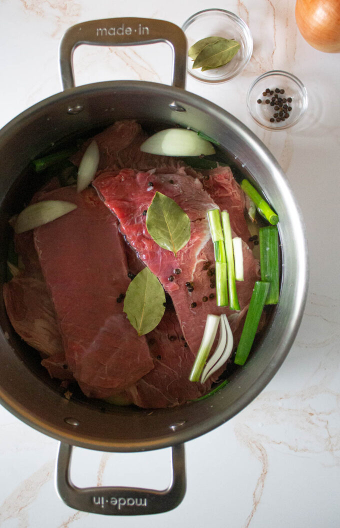 Cocinando carne de res en una olla electrica 