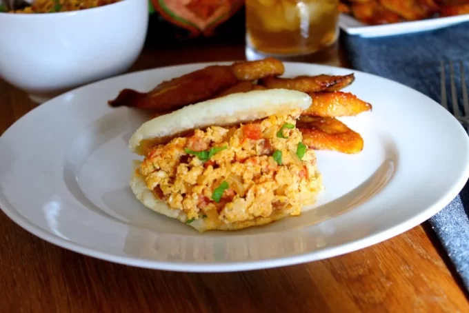 New things that make life easy Un chamo ofrece sus arepas en la Alborada,  Comunidad, areperas electricas venezolana