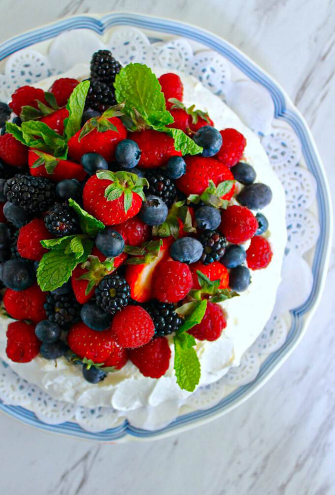 berries pavlova by enrilemoine