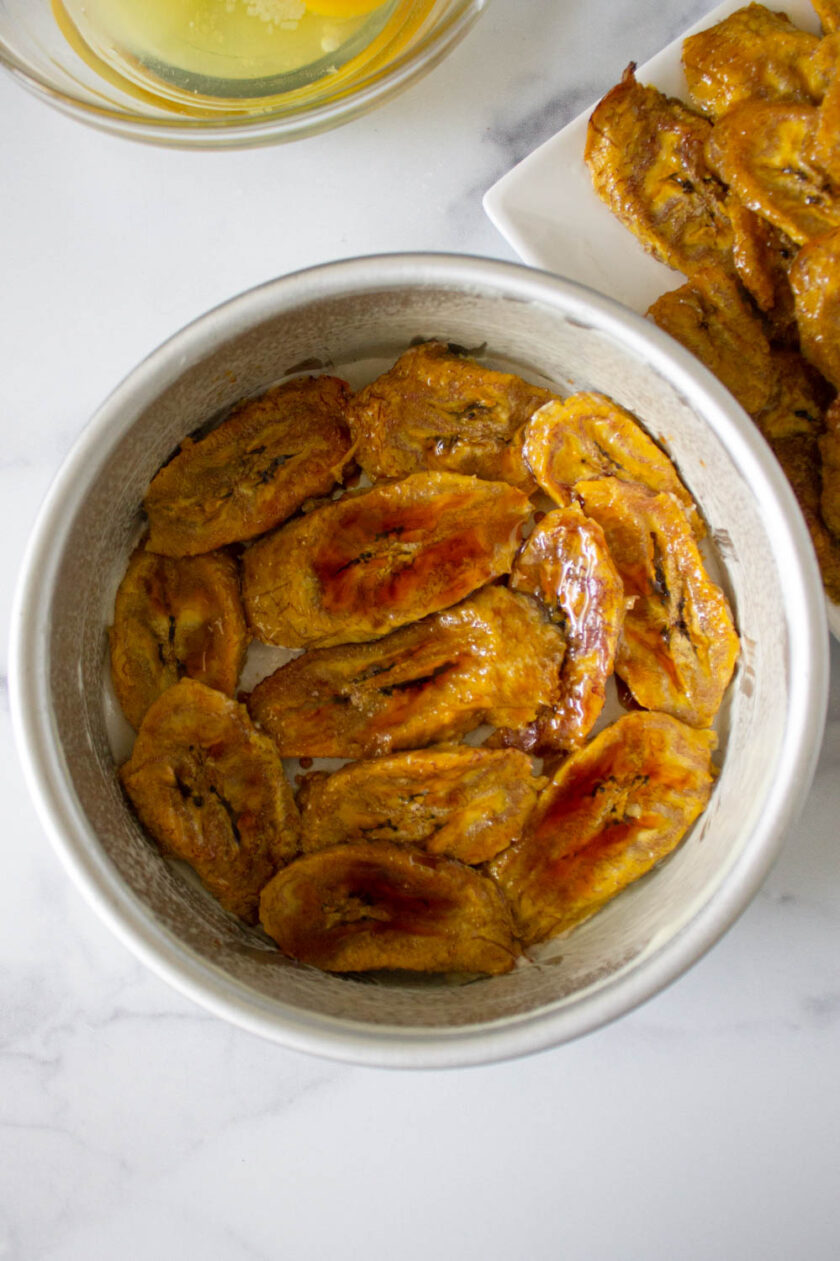 Cke pan with a layer of slices plantain, tossed with papelón syrup.