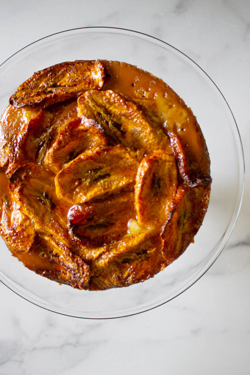 Cenital view of a plantain a cheese baje, served on a crystal serving plate.
