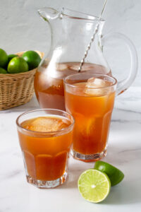 Jarra y vasos con papelón con limón, by enrilemoine.