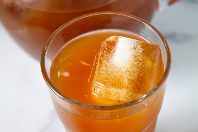 Primer plano de un vaso de papelón con limón con hielo, by enrilemoine.