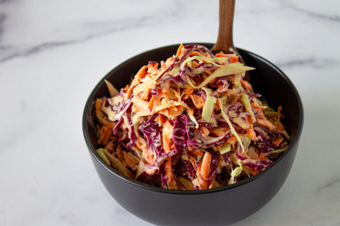 bol negro rebozado de ensalada rallada de zanahoria y repollo, también conocida como la coleslaw venezolana, by enrilemoine.