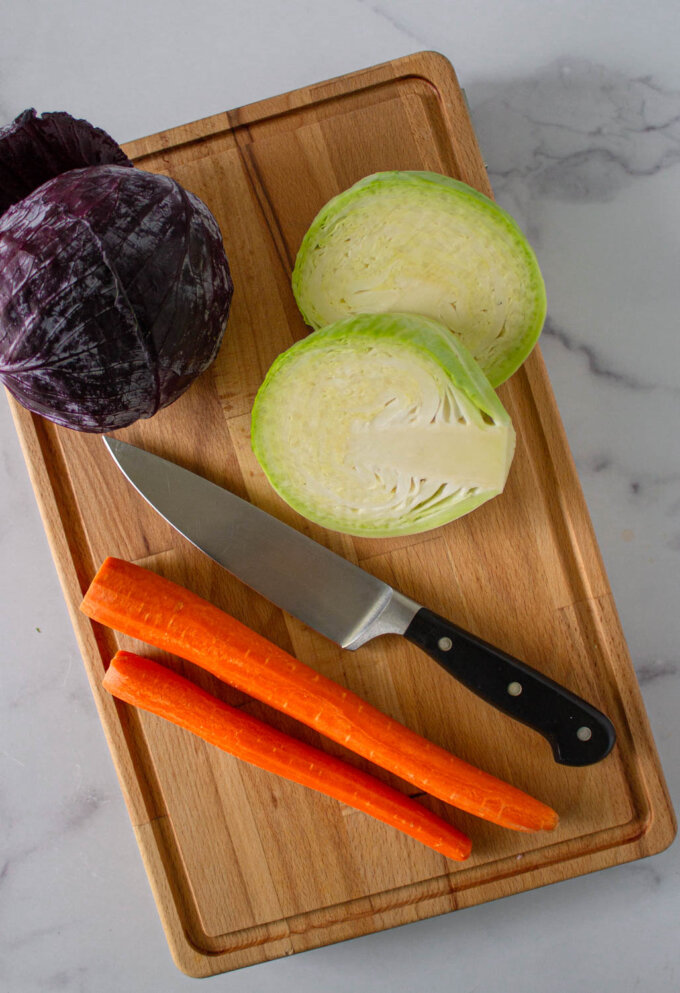 Ingredientes para hacer ensalada de repollo, también conocida como ensalada rallada.