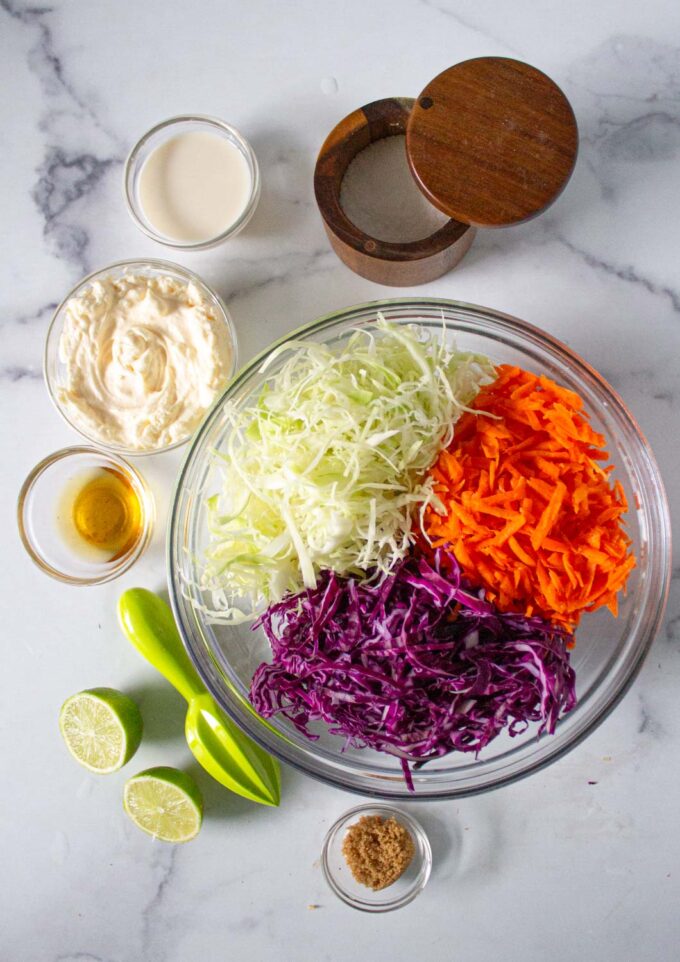 Ingredientes para hacer ensalada venezolana de repollo.