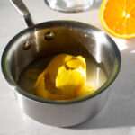 Jarabe de limón en una olla, con pieles de limón.