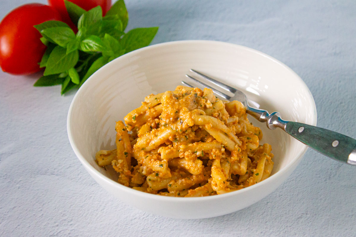 Bol de pasta con pesto alla Trapanese, by enrilemoine.