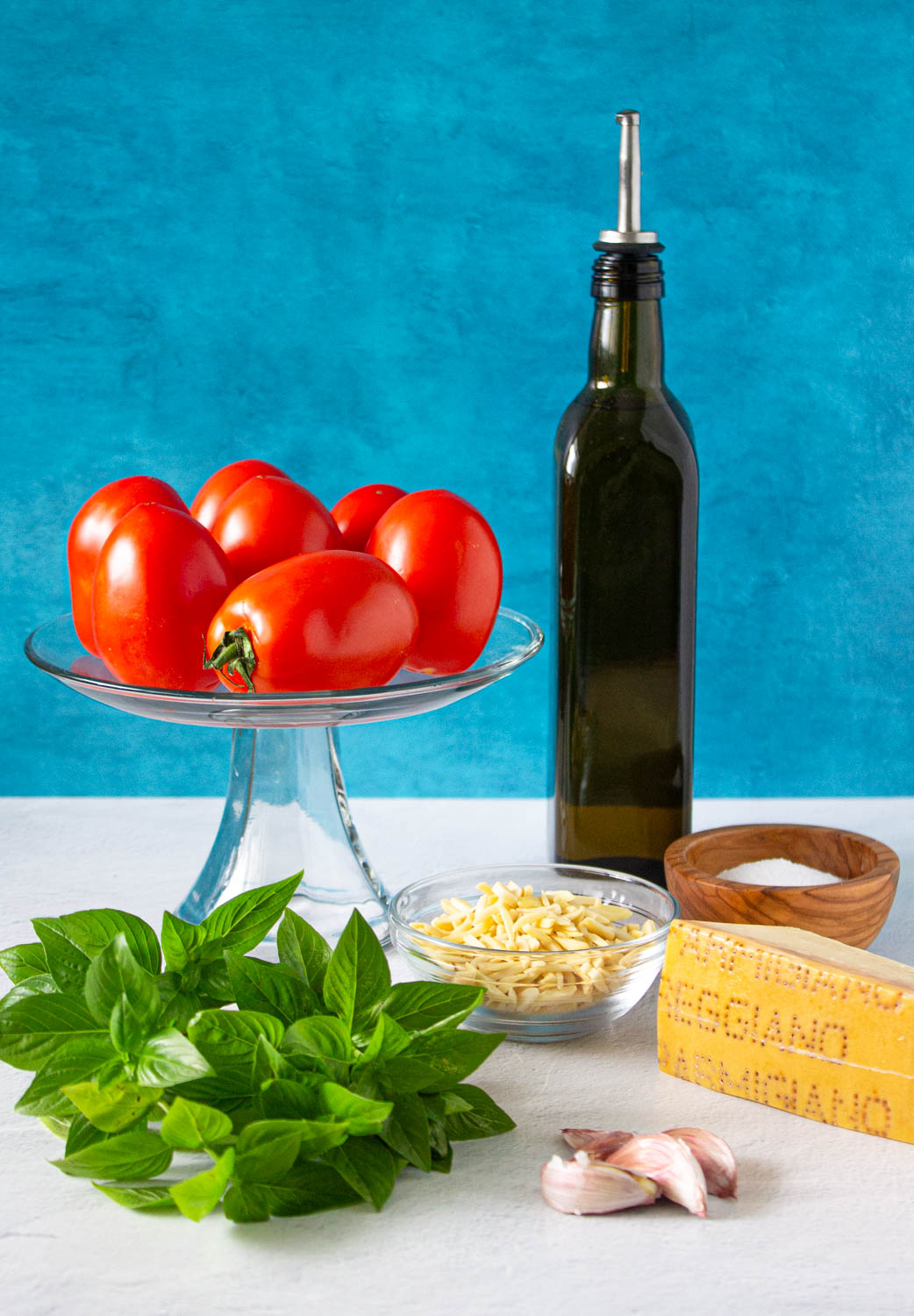 Ingredientes para hacer pesto alla Trapanese:tomates, albahaca, aceite de oliva,almendras, ajo, queso parmesano y sal, by enrilemoine.