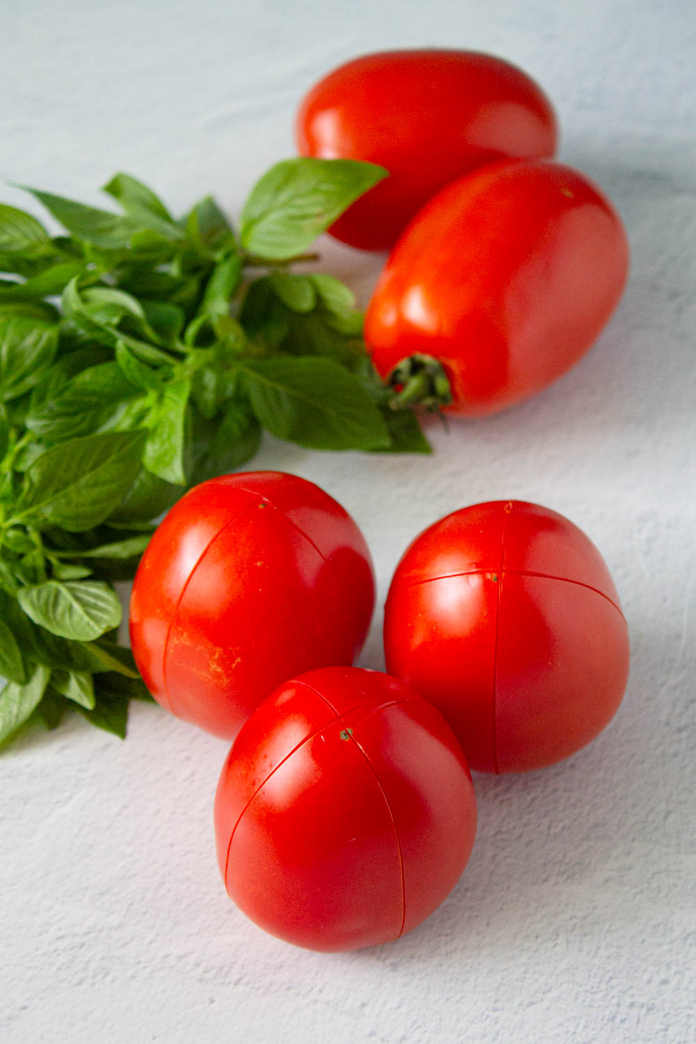 Tomates y albahaca para hacer pesto trapanese, by enrilemoine