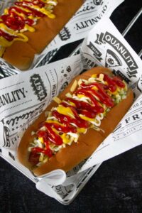 Perros calientes estilo venezolano, by enrilemoine.