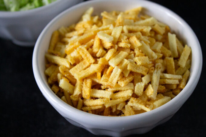Chopped potato fries to top Venezuelan hot dogs, by enrilemoine.