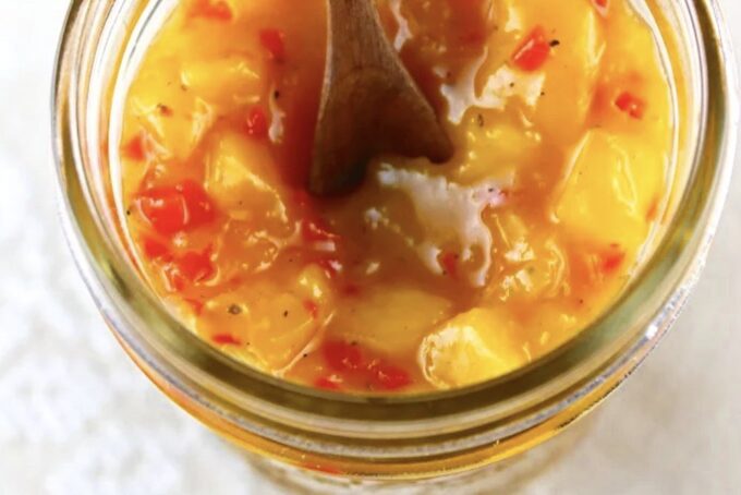 Venezuelan mango chutney in a Mason jar, by enrilemoine.
