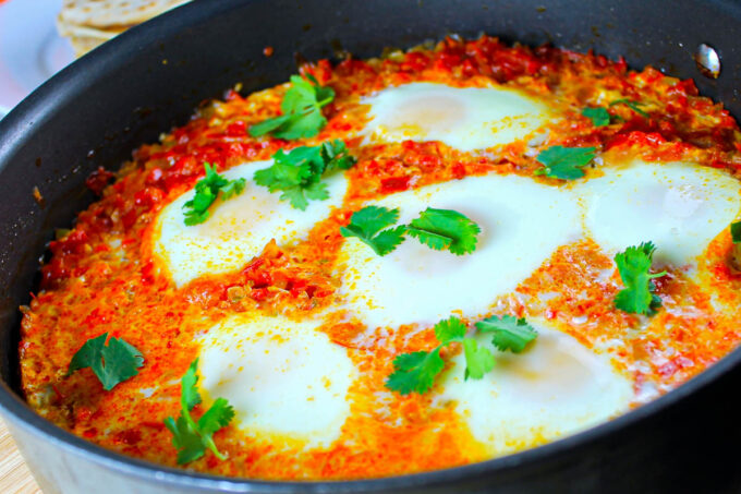 Una sartén con huevos y sofrito, by enrilemoine.