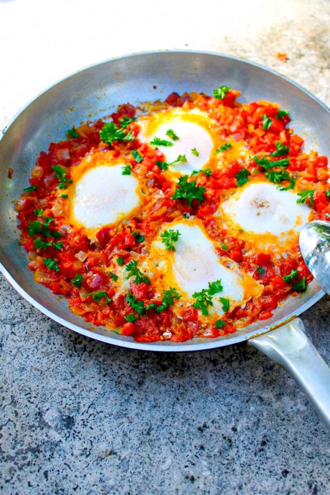 Una sartén con huevos y sofrito, byenrilemoine.