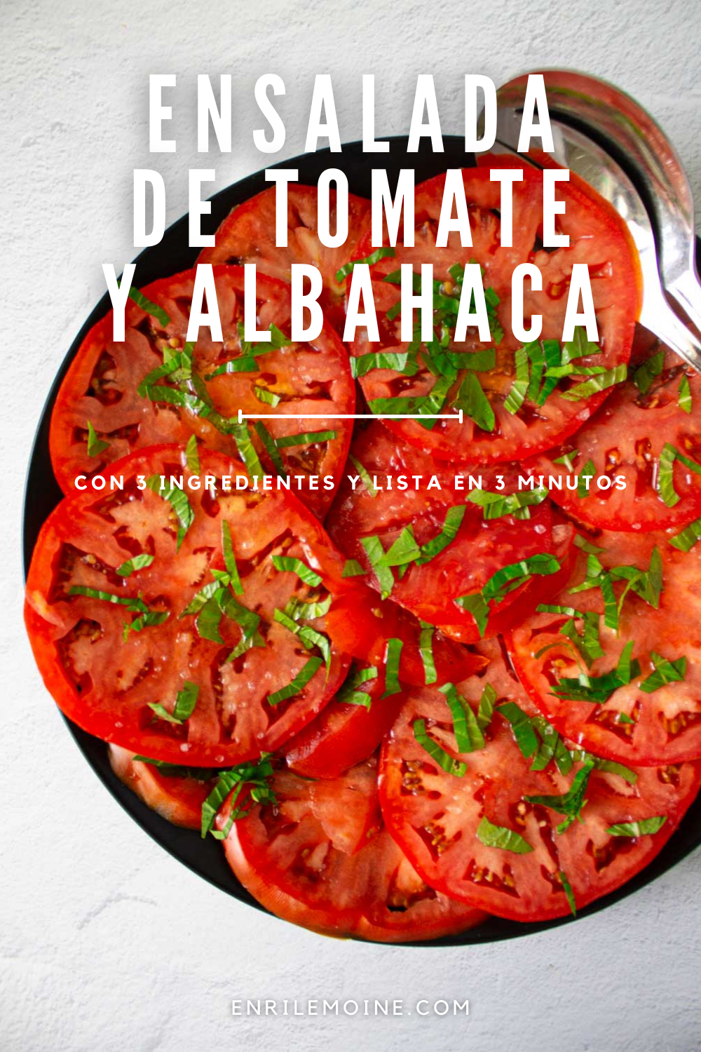 Ensalada de tomate y albahaca lista en 3 minutos con solo 3 ingredientes.