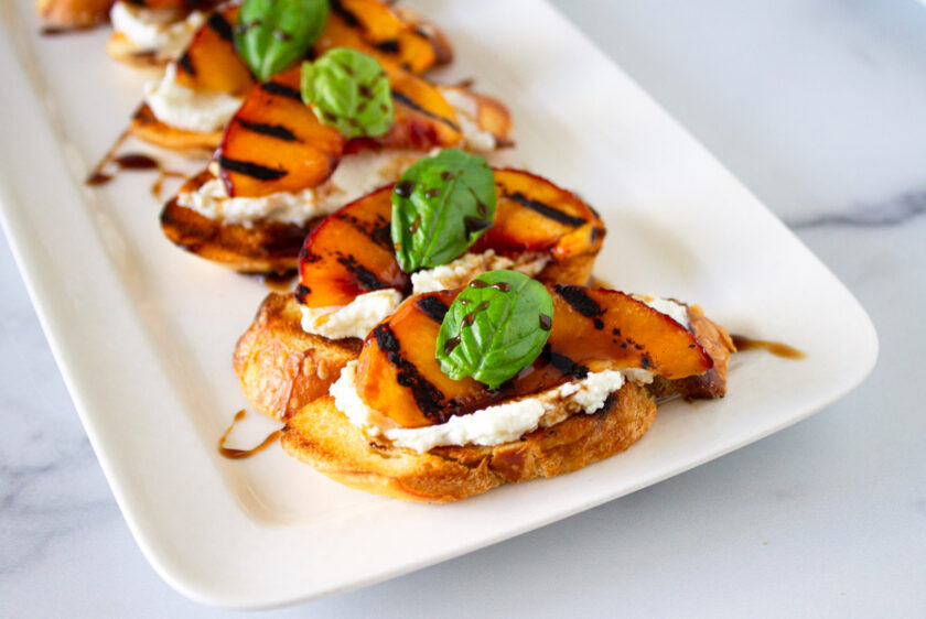 Crostini de melocotón con queso de cabra y albahaca, by enrilemoine.