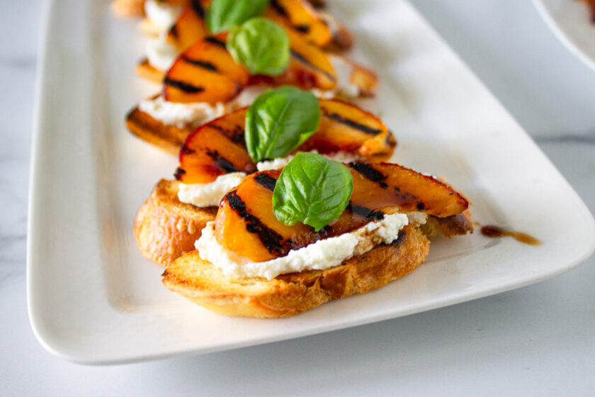 Crostini de melocotón con queso de cabra y albahaca, by enrilemoine.