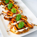 Bruschetta de melocotón con queso de cabra y albahaca.