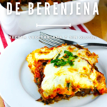 Lasaña de berenjena servida en un plato blanco.
