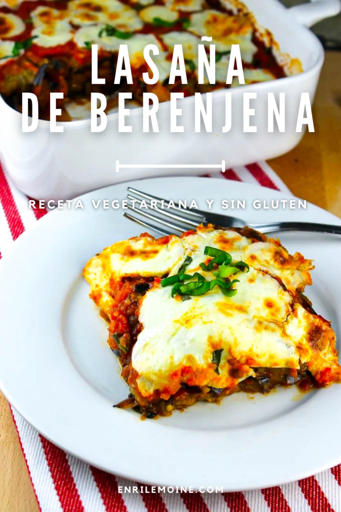 Lasaña de berenjena servida en un plato blanco.
