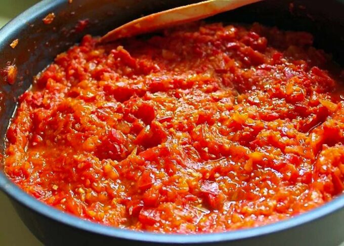 Salsa de tomate para hacer lasaña en una sartén profunda, by enrilemoine.