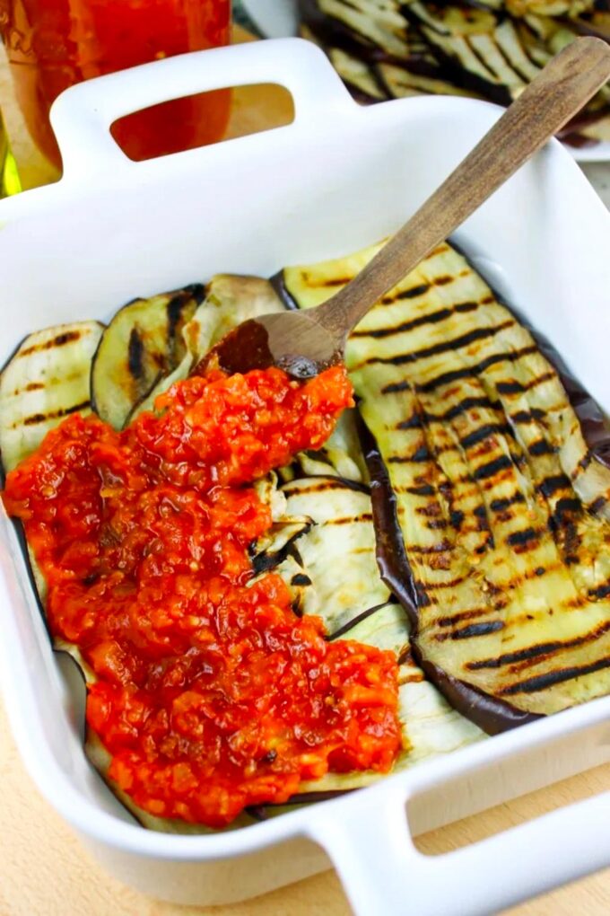 Berenjenas asadas en un refractario con un poco de salsa de tomate, para hacer lasaña de berenjena, by enrilemoine.