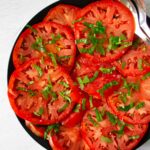 Una ensalada de tomate con albahaca rápida y fácil, hecha con solo 3 ingredientes en 3 minutos.