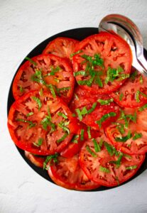 Una ensalada de tomate con albahaca rápida y fácil, hecha con solo 3 ingredientes en 3 minutos.