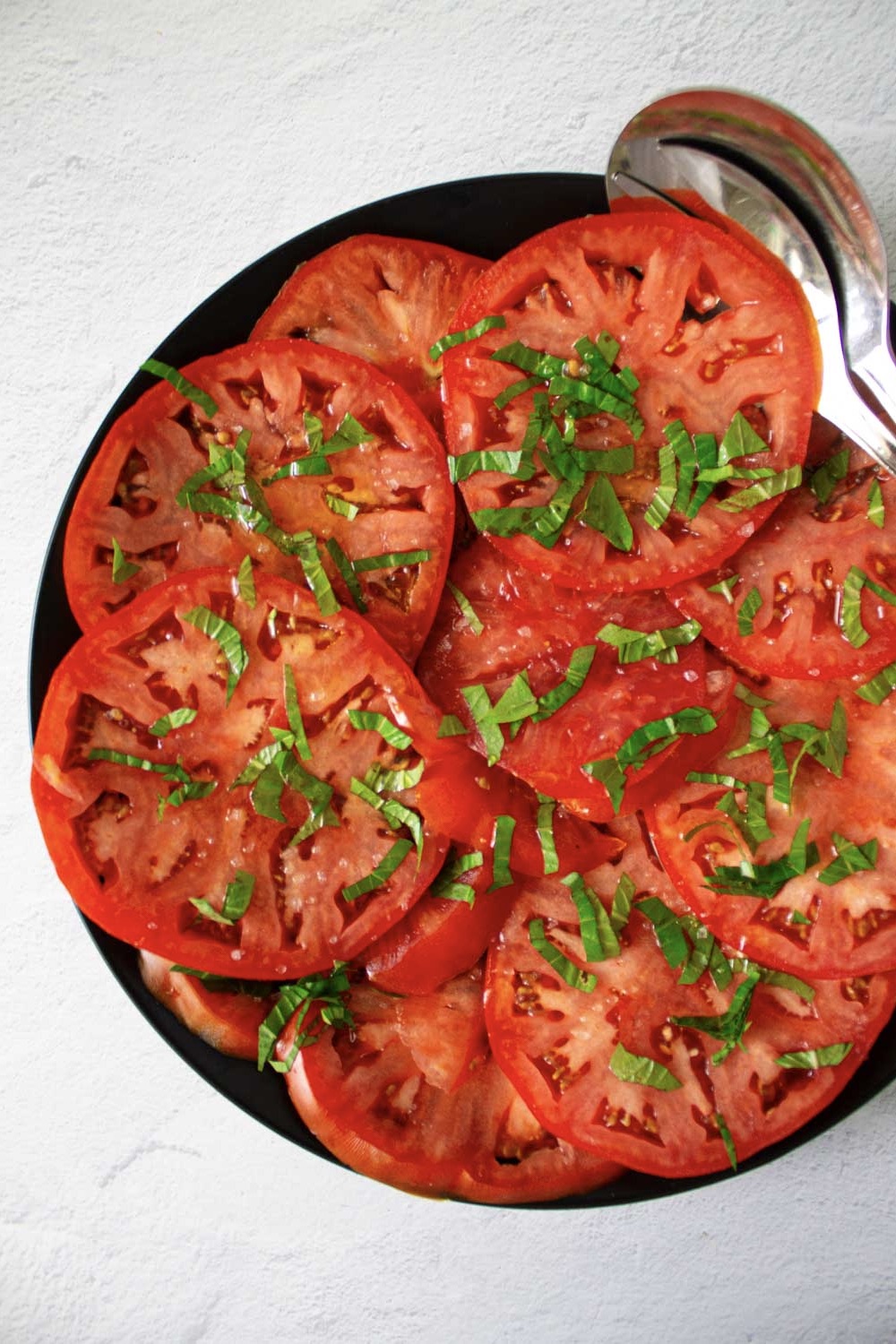 Una ensalada de tomate con albahaca rápida y fácil, hecha con solo 3 ingredientes en 3 minutos, by enrilemoine.